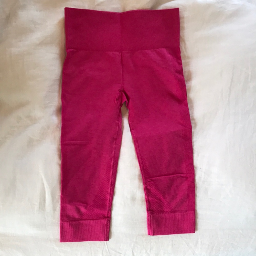 Lululemon Seamless Capri - hot pink!